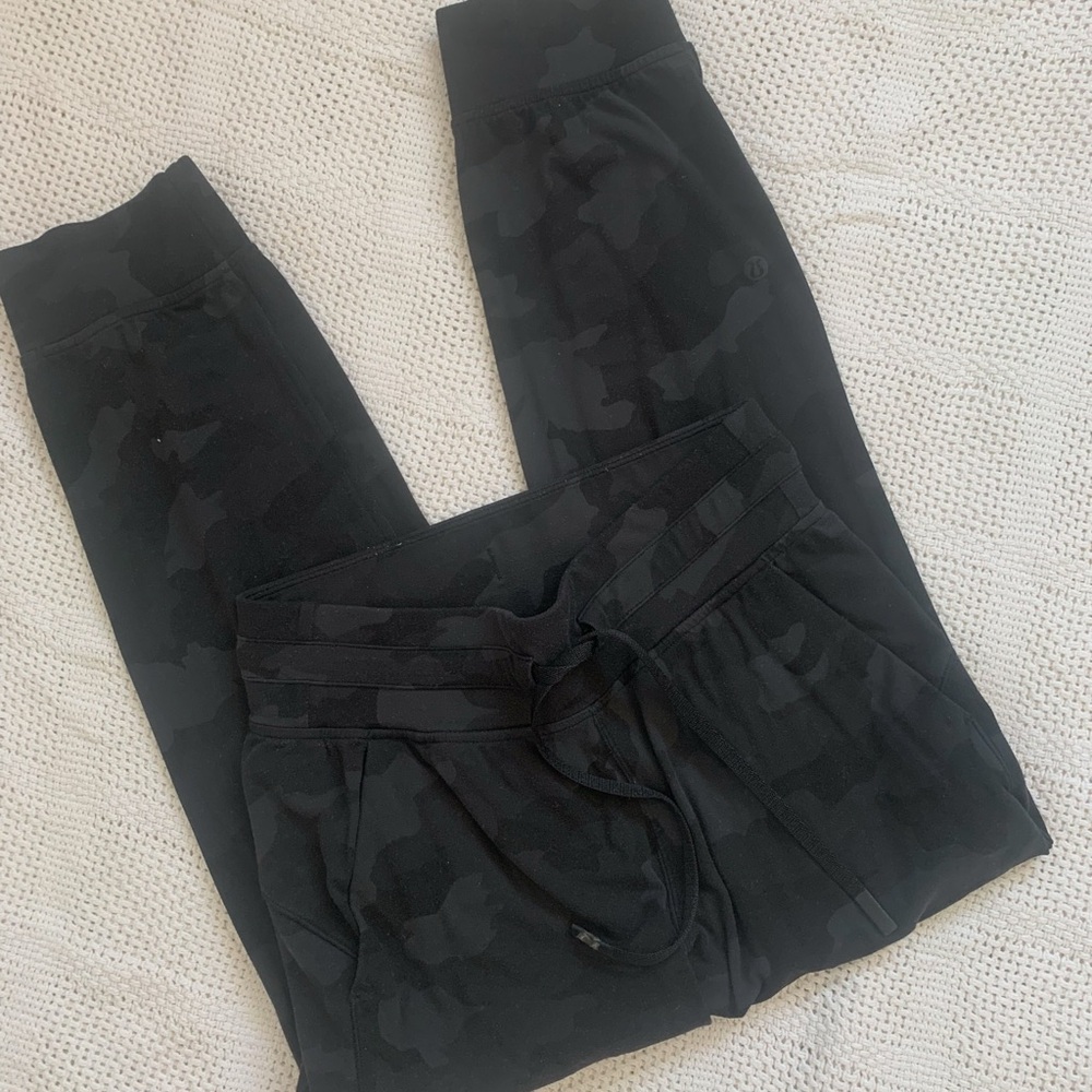 Lululemon Athletica Black and gray Camo Joggers Sz 4